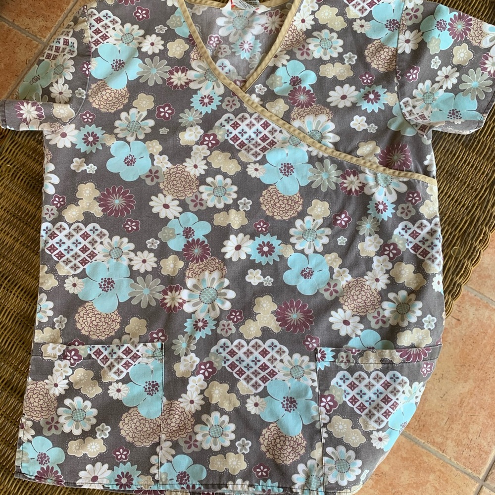 Scrub top - Picture 1 of 1